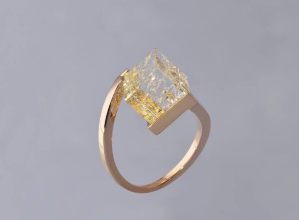 Bague Cube Sakura Or Jaune et Cristal de Roche