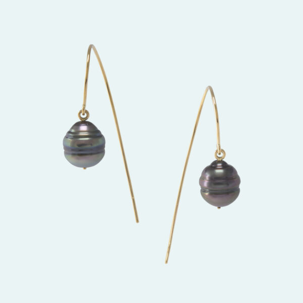 Boucles d'Oreilles Virgule C Perles de Tahiti Cerclées – Image 3