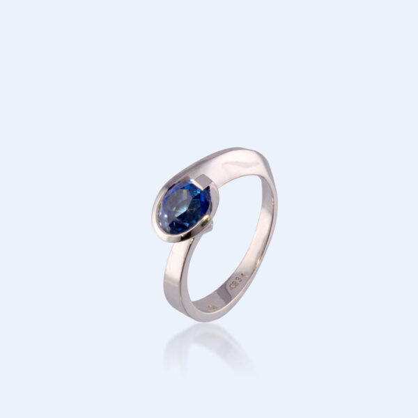 Solitaire! Ring Sapphire and White Gold