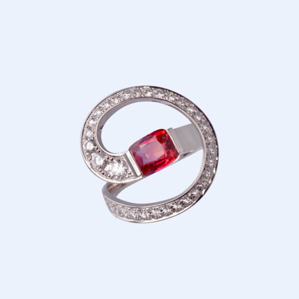 Bague Spire Rubis, Diamants et Or Gris.