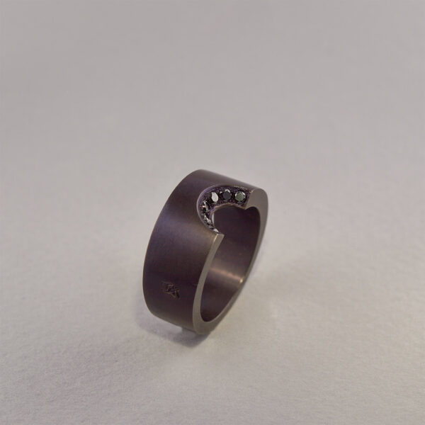 Bague Mordue Tantale et Diamants Noirs