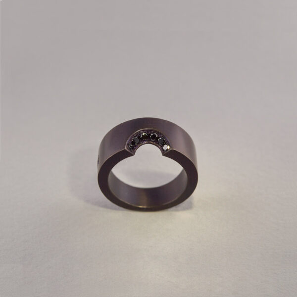 Bague Mordue Tantale et Diamants Noirs