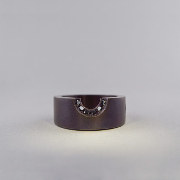 Bague Mordue Tantale et Diamants Noirs